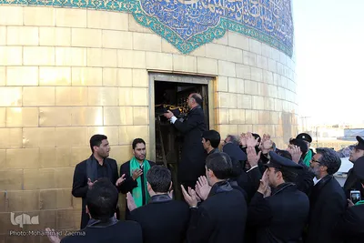 آئین تعویض پرچم گنبد مطهر رضوی در آستانه ماه محرم