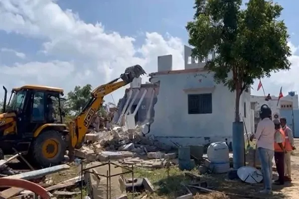 ভারতের মধ্যপ্রদেশ রাজ্যে মুসলমানদের বাড়িঘর গুঁড়িয়ে দিলো পুলিশ