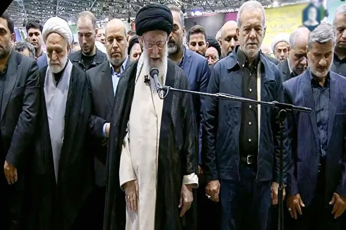 د اسلامی انقلاب سترلارښود د شهید اسماعیل هنیّه دجنازې لمونځ  اقامه کړ