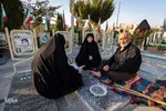 ⁨عطر افشانی و گلباران مزار شهدا در اصفهان⁩