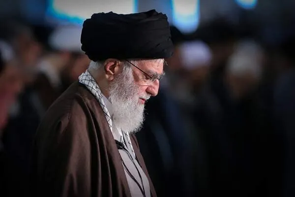 رهبر معظم انقلاب بر پیکر شهید جمهور و هیئت همراه ایشان نماز اقامه کردند