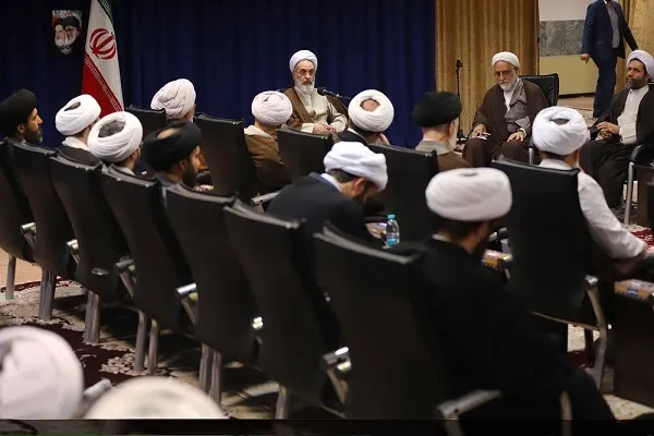 طلاب رابطه معرفتی خود را با حوزه قطع نکنند