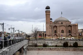 مسجد صاحب الامر، ایستاده در تاریخ