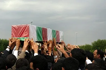 پیکر دو شهید ناوچه کنارک در سیستان‌وبلوچستان خاکسپاری می‌شود