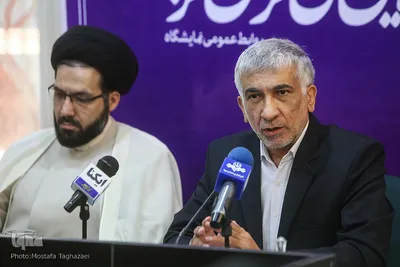 از راست عبدالهادی فقهی‌زاده، مقام قرآن و عترت وزارت فرهنگ و ارشاد اسلامی و حجت الاسلام سید حمید حسینی، قائم مقام نمایشگاه قرآن کریم در نشست خبری بیست و هفتمین نمایشگاه بین المللی قرآن کریم در نشست خبری بیست و هفتمین نمایشگاه بین المللی قرآن کریم