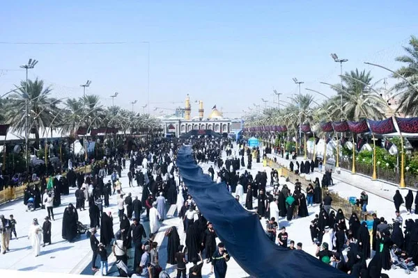 أطولُ راية عزاءٍ حسينيّ في العالم تطوف كربلاء المقدسة
