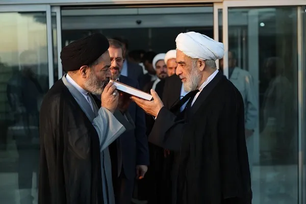 نماینده ولی فقیه و رئیس سازمان حج و زیارت راهی مدینه شدند