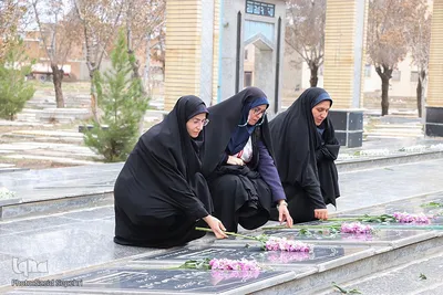 غبارروبی گلزار شهدای ملایر هم‌زمان با روز بزرگداشت شهدا