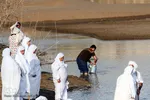 مراسم غسل تعمید منداییان در کنار رودخانه کارون