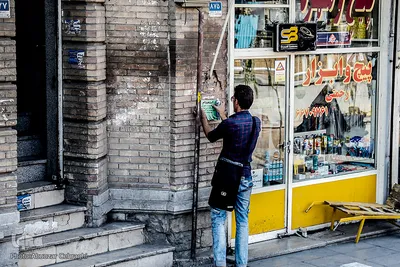 چسباندن غیر مجاز پوسترهای تبلیغاتی بر روی دیوار منازل