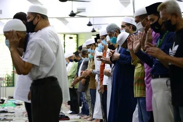 سنغافورة تخفّف قيود كورونا في المساجد