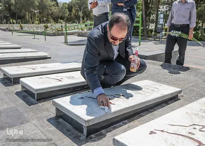 غبار روبی مزار شهدا‎ با حضور اعضای جهاد دانشگاهی اصفهان