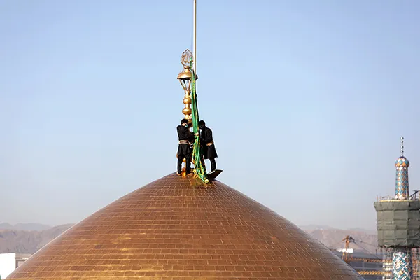 پرچم سبز رضوی بر فراز گنبد منور امام رضا(ع) به اهتزاز درآمد