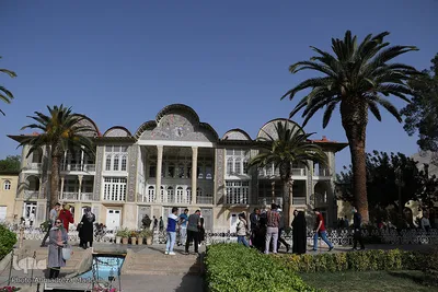 مسافران نوروزی در باغ ارم شیراز