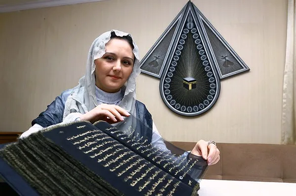 Şəffaf ipək parçalar üzərinə bütün Quran-Kərimi yazdı