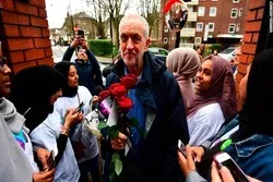 Si Jeremy Corbyn ay Hinagisan ng Itlog sa Labas ng North London Mosque