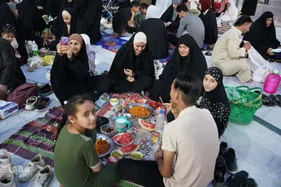 سفره‌های افطاری در جوار آستان علوی