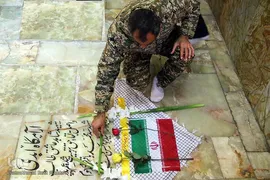همزمان با فرارسیدن سی امین روز شهادت شهدای حادثه تروریستی حرم مطهر شاهچراغ(ع) و گرامیداشت هفته بسیج، مراسم زیارت عاشورا به همراه گلباران قبور سه شهید دوران انقلاب و هشت سال دفاع مقدس و همچنین شهدای حرم مطهر شاهچراغ(ع) توسط جمعی از بسیجیان سپاه ناحیه بقیه الله(عج) شیراز برگزار شد.
