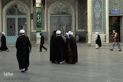 مباحثه طلاب و دانشجویان در حرم حضرت معصومه