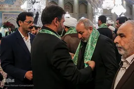 آیین تعویض پرچم گنبد حرم مطهر امام رضا(ع)
