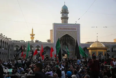 تعویض پرچم گنبد حرم مطهر رضوی در آغاز ماه محرم‎