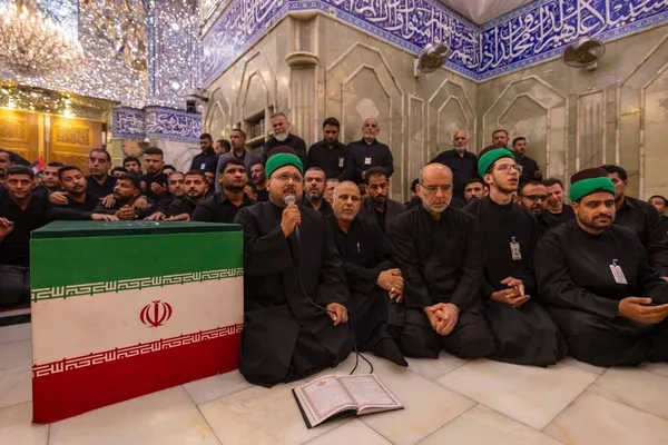 Perarakan Jenazah Syuhada di Samping Zarih Pemegang Panji Karbala Perarakan Jenazah Syuhada di Samping Zarih Pemegang Panji Karbala