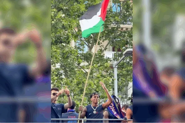 Lamina Yamal Filistin bayrağı tutarak tüm medyanın dikkatini çekti