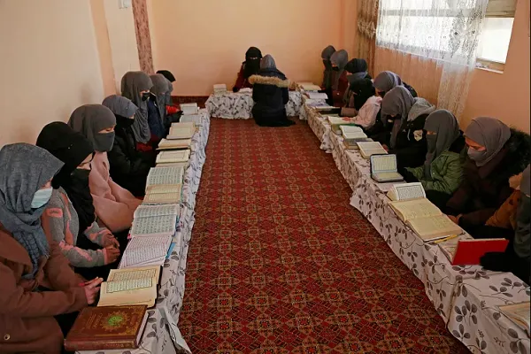 استقبال دختران محروم از تحصیل در افغانستان از مدارس قرآنی 