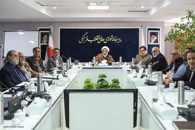 نشست دبیر عالی شورای انقلاب فرهنگی با تعدادی از هنرمندان