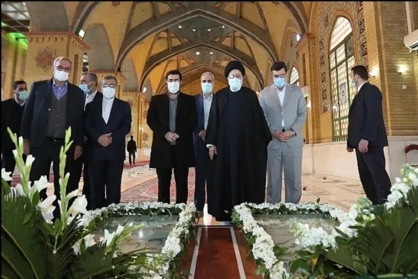 حضور آیت‌الله رئیسی بر مزار شهدای انقلاب اسلامی