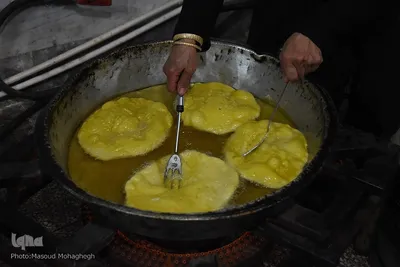 پخت و توزیع نان محلی در سمنان