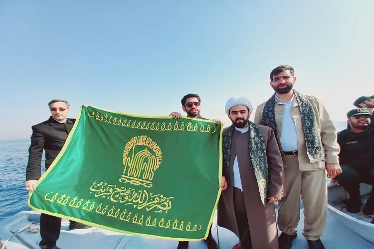 پرچم بارگاه رضوی در تنگه هرمز به اهتزاز در آمد