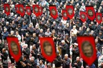 نماز ظهر عاشورا در شبستان امام خمینی(ره)‎ حرم شاهچراغ(ع)