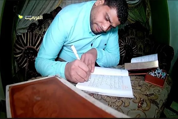 خطاط مصري ينسخ المصحف مرتين خلال 14 شهراً