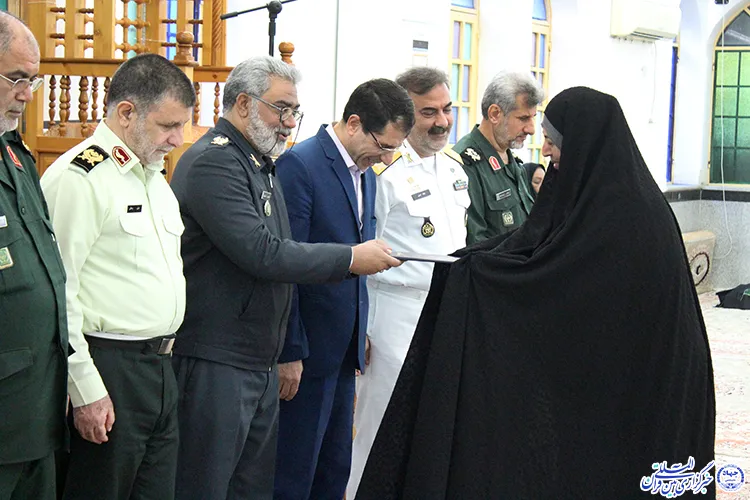 تجلیل از خانواده شهدای نیروهای مسلح در بوشهر