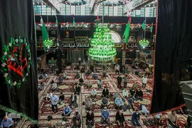 پرچم عزا بر فراز حسینیه کربلایی‌های تهران