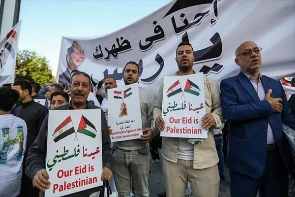 Miles de egipcios recalcan apoyo a Palestina, tras oración del Fitr