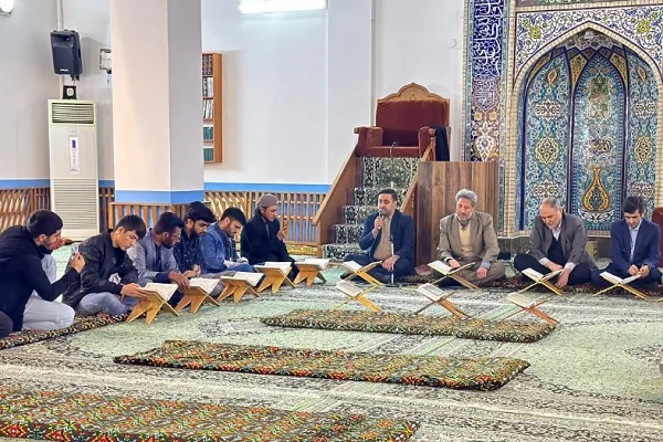 Bişkek camilerinde İranlı karinin Kur'an tilaveti