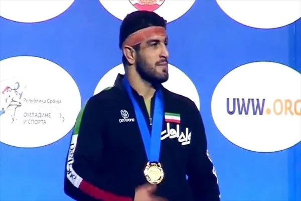 Luchador iraní Qasempur vence a su rival de EEUU y logra oro mundial
