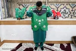عباس افشار، 16 سال دارد. او پسر سرپرست گروه تعزیه است. از کودکی در تعزیه‌خوانی پدرش نقش‌های مختلفی را ایفا کرده و در این تعزیه نقش حضرت علی اکبر (ع) را اجرا می‌کند.