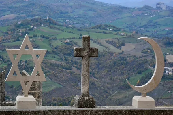 Les chefs des trois religions saluent la 