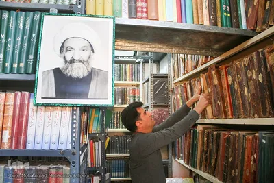کتابخانه شرف الدین، در یکی از بخش‌های منزل شخصی آقای شرف الدین قرار دارد. یک اتاق سالن مانند با قفسه‌های آهنی که بیش از 10 هزار جلد کتاب را در خود جای داده است.