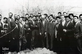 1338.گلشهر کرج، دکتر علی شریعتی درکنارآیت الله طالقانی،آیت الله مطهری،مهندس مهدی بازرگان،شهید محمدعلی رجایی وبرخی از اعضای انجمن اسلامی مهندسین


