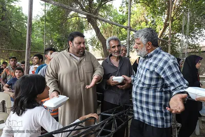 توزیع بسته‌های غذایی طرح «ضیافت علوی» در اهواز 