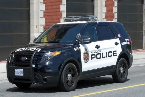 Polícia acusa um homem após profanação do Alcorão em Ontário, Canadá