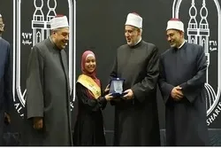 Une adolescente égyptienne mémorisatrice du Coran et des hadiths honorée