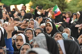 اجرای سرود «سلام فرمانده» در میدان جمهوری شهر سمنان
