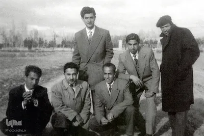 دکتر علی شریعتی درکنارمهندس عزت الله سحابی،طاهر احمدزاده وبرخی دوستانش در مشهد

