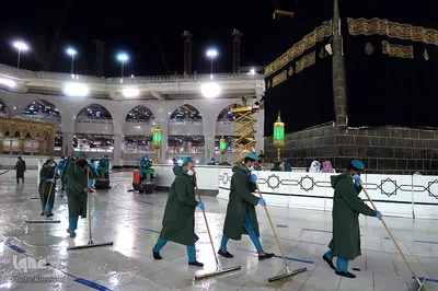 مسجدالحرام در نخستین روز آغاز مناسک حج امسال، شامگاه گذشته شاهد تعویض پرده مقدس کعبه بود.