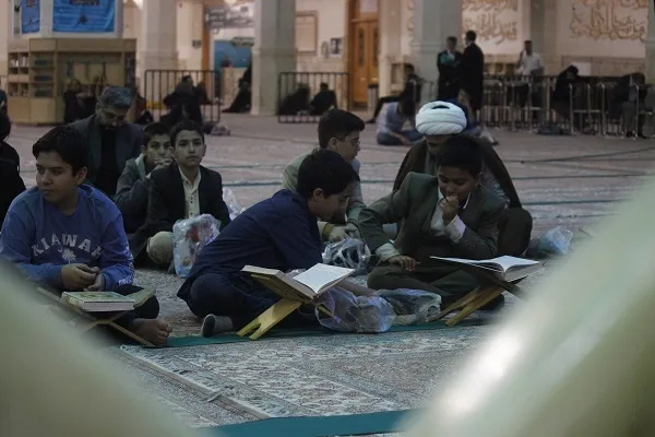 محفل انس با قرآن بر سر مزار زنده‌یاد شهیدی‌پور + عکس